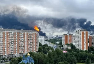 Дим після атак українських дронів на нафтопереробний завод на околиці Москви