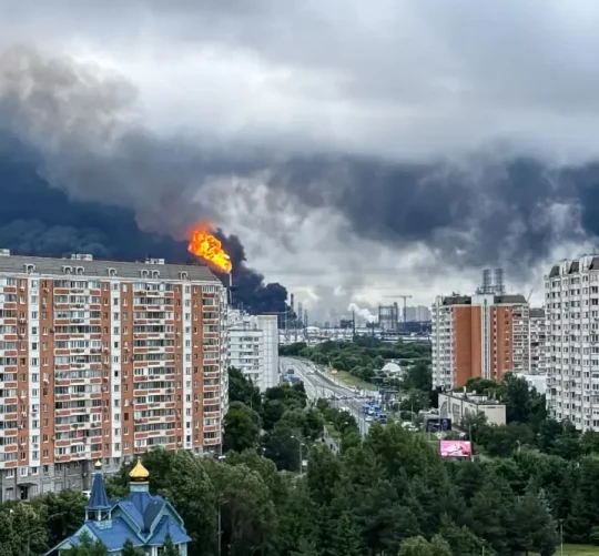 Дим після атак українських дронів на нафтопереробний завод на околиці Москви