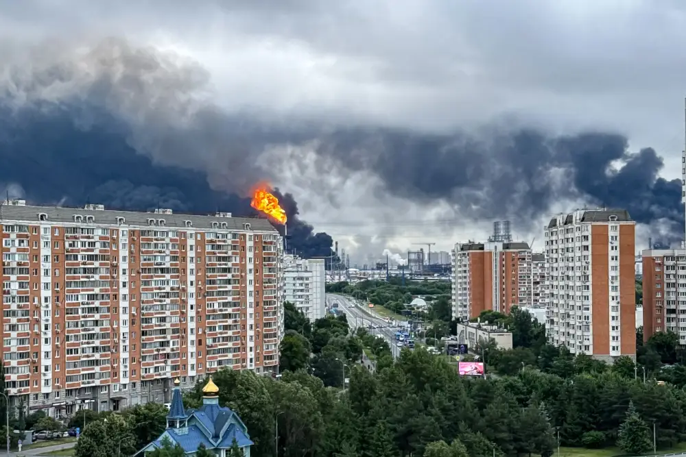 Дим після атак українських дронів на нафтопереробний завод на околиці Москви