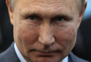 Володимир Путін з загадковим поглядом