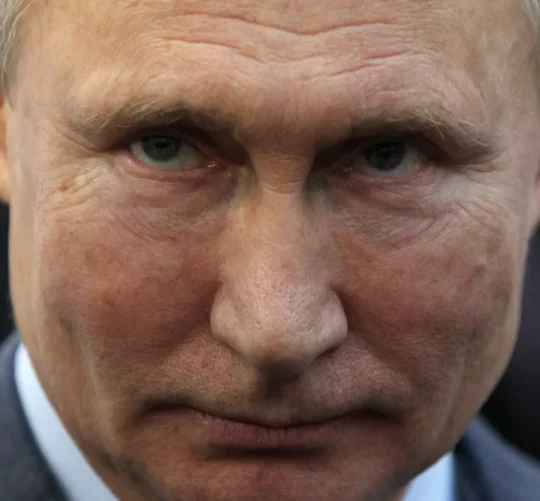 Володимир Путін з загадковим поглядом