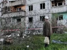 Мешканець оглядає місце російського ракетного удару, який влучив у житловий будинок у Києві, Україна, у вівторок, 2 червня 2026 року.