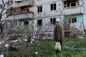Мешканець оглядає місце російського ракетного удару, який влучив у житловий будинок у Києві, Україна, у вівторок, 2 червня 2026 року.