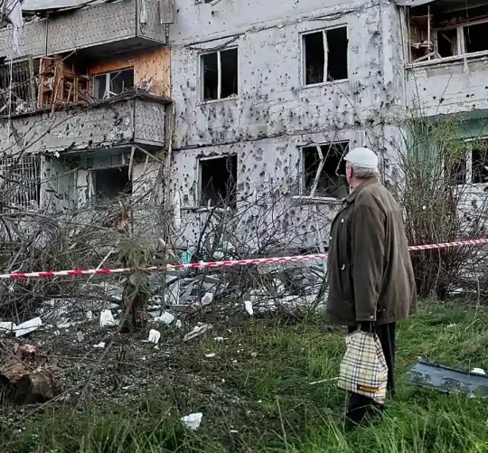 Мешканець оглядає місце російського ракетного удару, який влучив у житловий будинок у Києві, Україна, у вівторок, 2 червня 2026 року.
