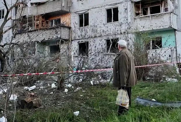 Мешканець оглядає місце російського ракетного удару, який влучив у житловий будинок у Києві, Україна, у вівторок, 2 червня 2026 року.