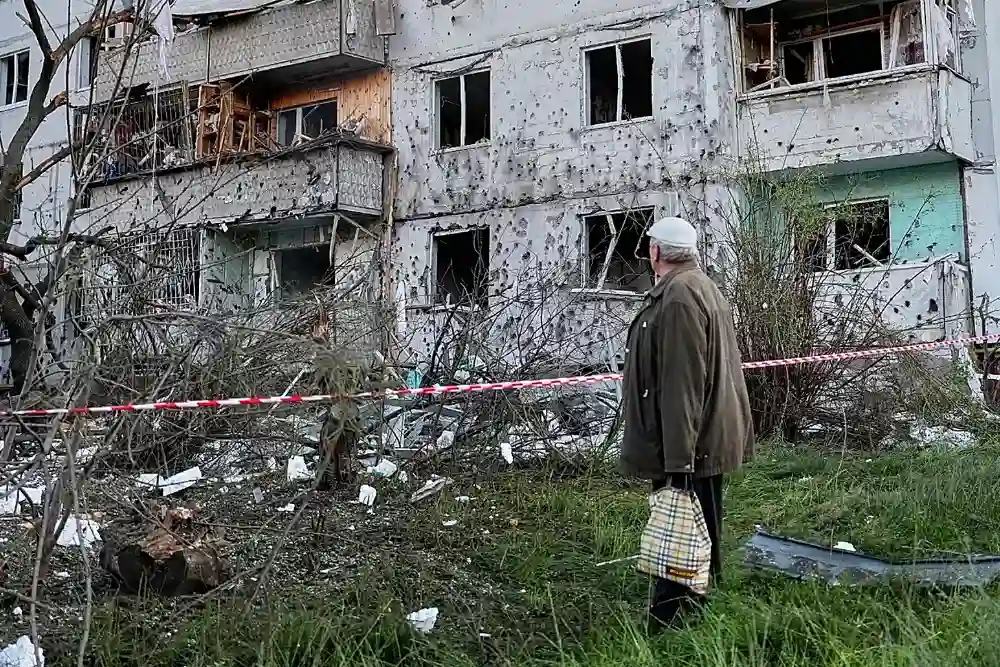 Мешканець оглядає місце російського ракетного удару, який влучив у житловий будинок у Києві, Україна, у вівторок, 2 червня 2026 року.