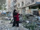 Люди дивляться на місце російського ракетного удару, який влучив у житловий будинок у Києві, Україна, у вівторок, 2 червня 2026 року.