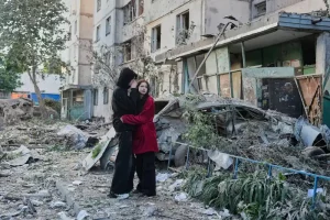Люди дивляться на місце російського ракетного удару, який влучив у житловий будинок у Києві, Україна, у вівторок, 2 червня 2026 року.