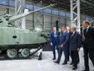 На фотографії, опублікованій російськими державними ЗМІ у вересні, Володимир Путін оглядає завод з виробництва військової техніки в Пермі, Росія