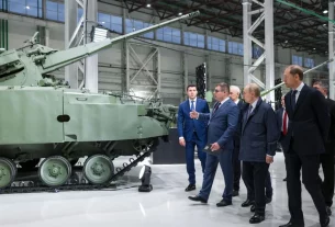 На фотографії, опублікованій російськими державними ЗМІ у вересні, Володимир Путін оглядає завод з виробництва військової техніки в Пермі, Росія