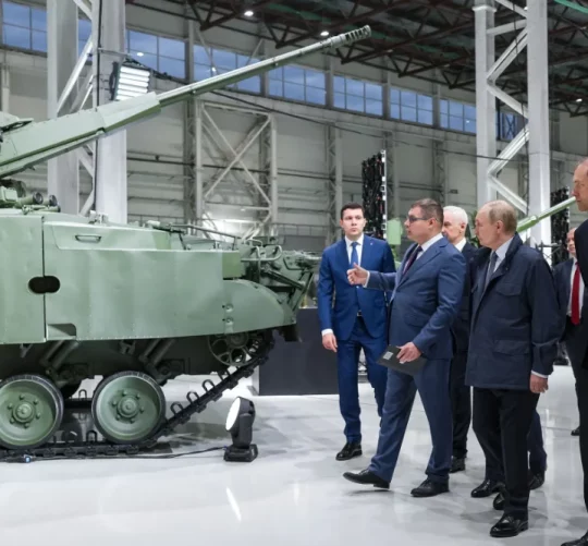 На фотографії, опублікованій російськими державними ЗМІ у вересні, Володимир Путін оглядає завод з виробництва військової техніки в Пермі, Росія