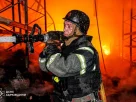 Український пожежний гасить пожежу після удару Росії ракетами по місту Харків