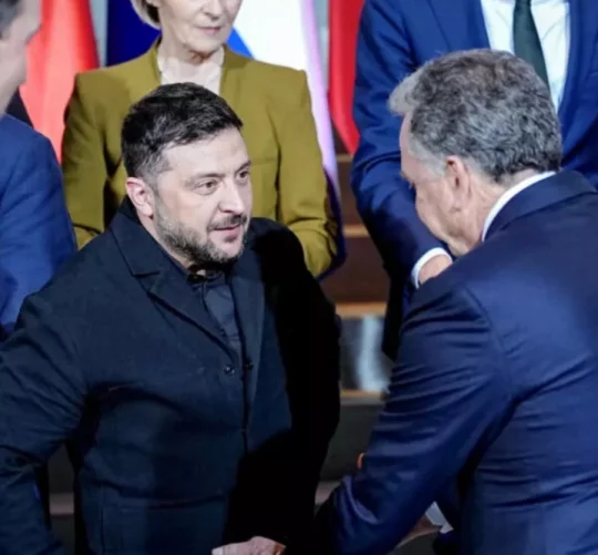 Президент України Володимир Зеленський та спеціальний посланник США Стів Віткофф розмовляють між собою, а поруч стоїть Джаред Кушнер, зять президента США Дональда Трампа