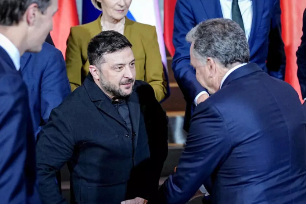 Президент України Володимир Зеленський та спеціальний посланник США Стів Віткофф розмовляють між собою, а поруч стоїть Джаред Кушнер, зять президента США Дональда Трампа