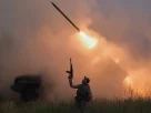 Солдат спостерігає за обстрілом російських позицій поблизу Костянтинівки з реактивних систем залпового вогню BM-21 «Град»