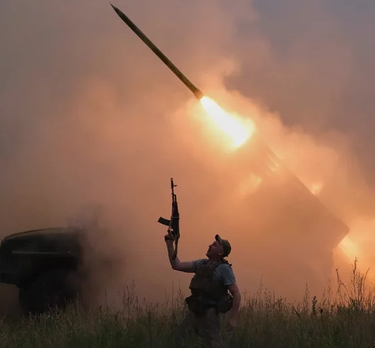 Солдат спостерігає за обстрілом російських позицій поблизу Костянтинівки з реактивних систем залпового вогню BM-21 «Град»