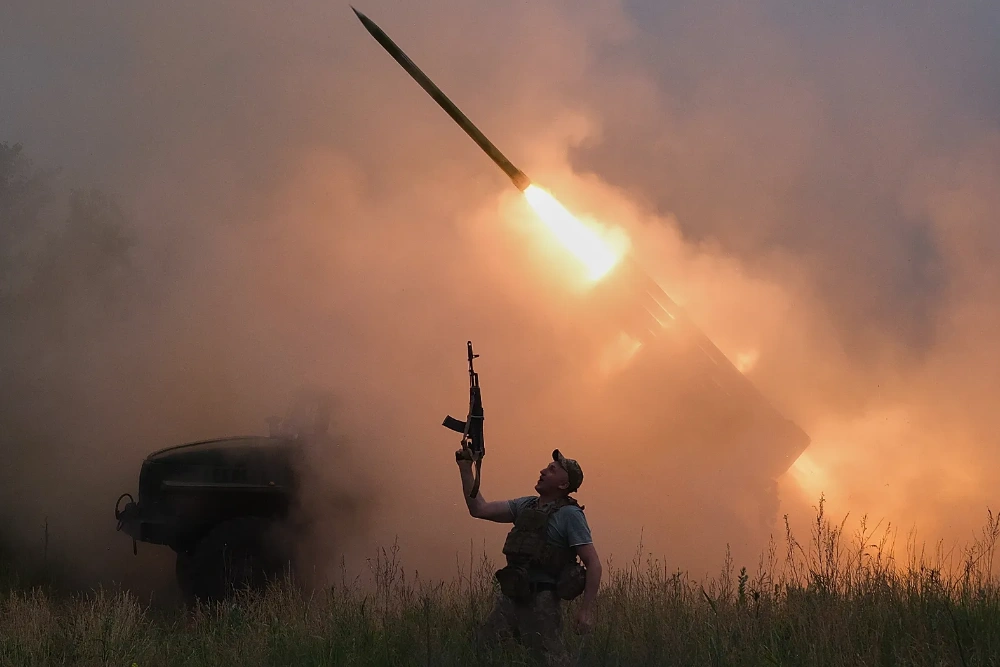 Солдат спостерігає за обстрілом російських позицій поблизу Костянтинівки з реактивних систем залпового вогню BM-21 «Град»