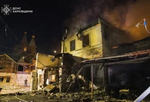 Дим піднімається над будівлею, пошкодженою під час нічних ракетних обстрілів і атак дронів з боку Росії в рамках російського вторгнення в Україну, у Харківській області, Україна, 9 червня 2026 року