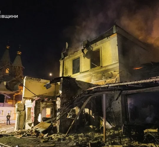 Дим піднімається над будівлею, пошкодженою під час нічних ракетних обстрілів і атак дронів з боку Росії в рамках російського вторгнення в Україну, у Харківській області, Україна, 9 червня 2026 року
