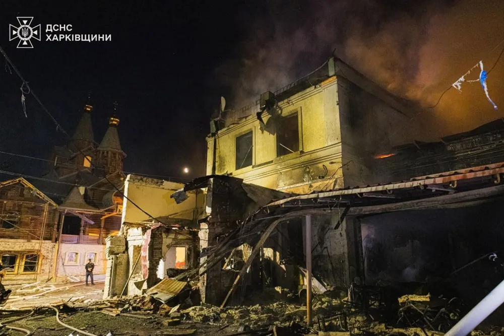 Дим піднімається над будівлею, пошкодженою під час нічних ракетних обстрілів і атак дронів з боку Росії в рамках російського вторгнення в Україну, у Харківській області, Україна, 9 червня 2026 року