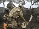 українські солдати ведуть вогонь