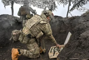 українські солдати ведуть вогонь