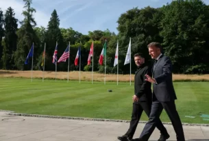 Президент Франції Еммануель Макрон і президент України Володимир Зеленський прогулюються в день саміту G7 у місті Евіан-ле-Бен, Франція, 16 червня 2026 року