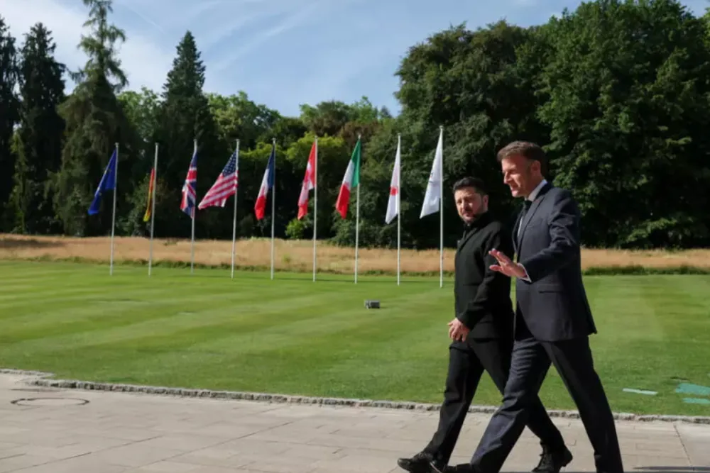 Президент Франції Еммануель Макрон і президент України Володимир Зеленський прогулюються в день саміту G7 у місті Евіан-ле-Бен, Франція, 16 червня 2026 року