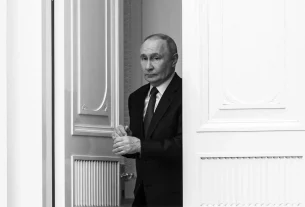 Володимир Путін входить у двері