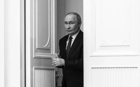 Володимир Путін входить у двері