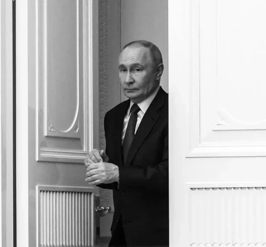 Володимир Путін входить у двері