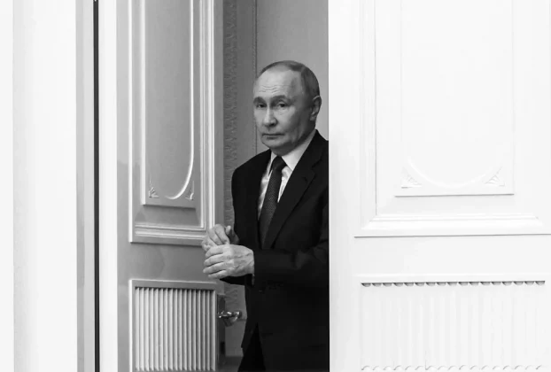 Володимир Путін входить у двері