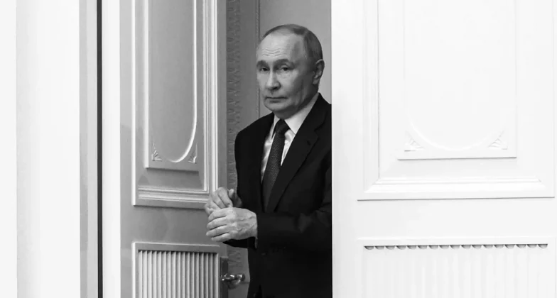 Володимир Путін входить у двері