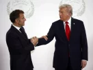 Президент Франції Еммануель Макрон і президент США Дональд Трамп потискають руки на мирному саміті в Газі в Шарм-ель-Шейху, Єгипет, 13 жовтня 2025 року