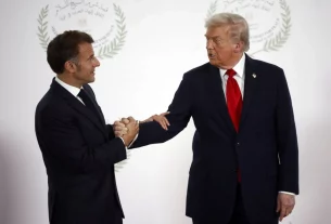 Президент Франції Еммануель Макрон і президент США Дональд Трамп потискають руки на мирному саміті в Газі в Шарм-ель-Шейху, Єгипет, 13 жовтня 2025 року