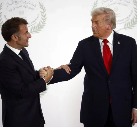 Президент Франції Еммануель Макрон і президент США Дональд Трамп потискають руки на мирному саміті в Газі в Шарм-ель-Шейху, Єгипет, 13 жовтня 2025 року