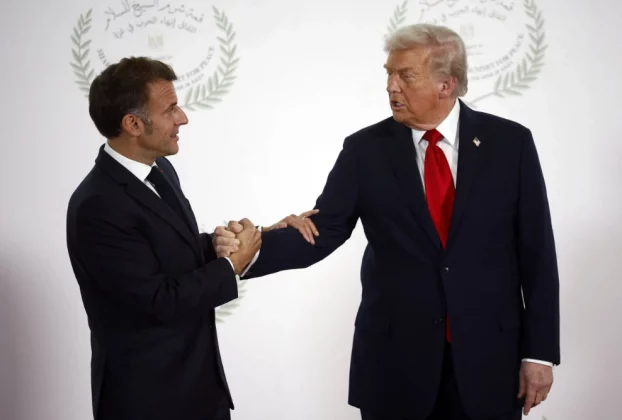 Президент Франції Еммануель Макрон і президент США Дональд Трамп потискають руки на мирному саміті в Газі в Шарм-ель-Шейху, Єгипет, 13 жовтня 2025 року