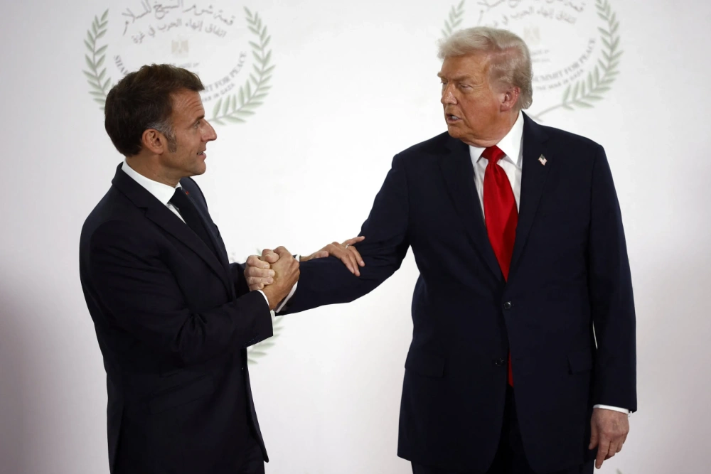 Президент Франції Еммануель Макрон і президент США Дональд Трамп потискають руки на мирному саміті в Газі в Шарм-ель-Шейху, Єгипет, 13 жовтня 2025 року