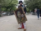 Семен Скрепецький, російський художник, з картиною перед російським посольством у Берліні