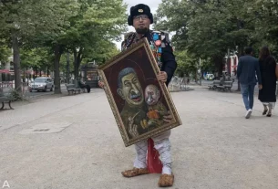 Семен Скрепецький, російський художник, з картиною перед російським посольством у Берліні