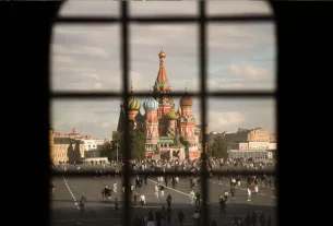 Червона площа через решітку