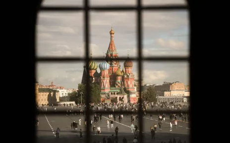 Червона площа через решітку