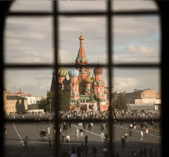 Червона площа через решітку
