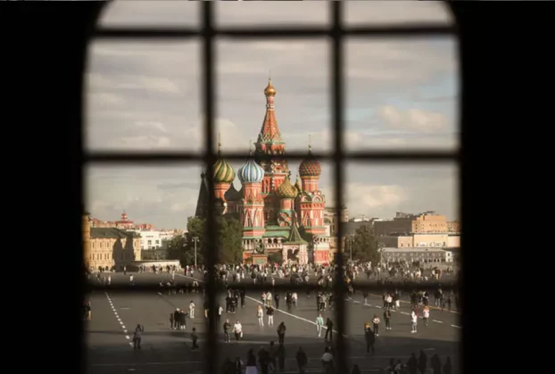 Червона площа через решітку