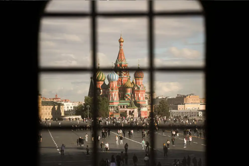 Червона площа через решітку