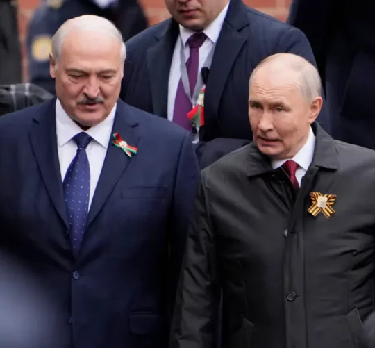 Володимир Путін та Олександр Лукашенко йдуть поручь на параді 9 травня