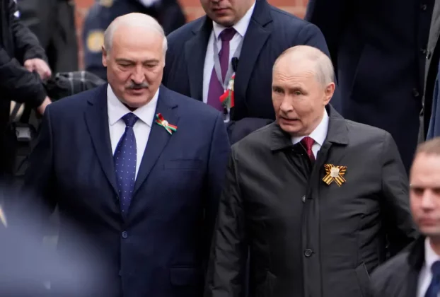 Володимир Путін та Олександр Лукашенко йдуть поручь на параді 9 травня