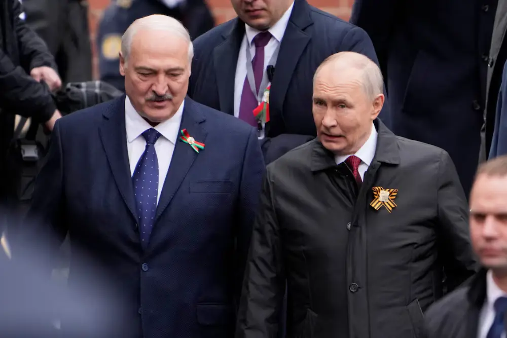 Володимир Путін та Олександр Лукашенко йдуть поручь на параді 9 травня