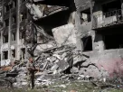 Співробітник підрозділу «Білий ангел» української поліції, який займається евакуацією людей із міст і сіл на лінії фронту, перевіряє територію на наявність мешканців на тлі російського вторгнення в Україну у місті Дружківка в Донецькій області, Україна, 22 червня 2026 року