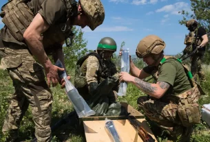 військові